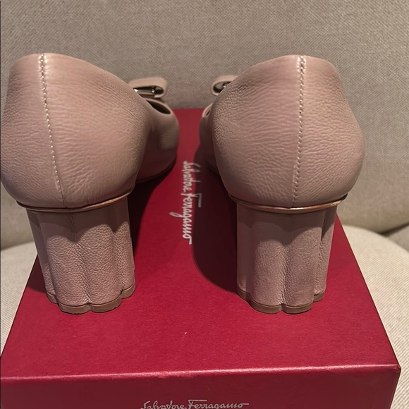 Ferragamo Capua Pump - Picture 4 of 11